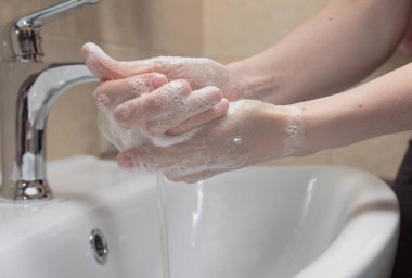 Hijyen. Temizlikçi Eller. Ellerimi sabunla yıkıyorum. Köpüklü kadın eli. Koronavirüsten kendinizi koruyun COVID-19 pandemisi.