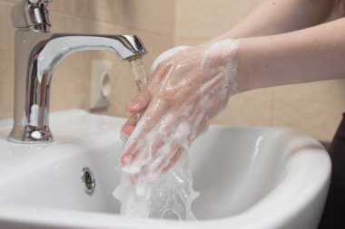 Hijyen. Temizlikçi Eller. Ellerimi sabunla yıkıyorum. Köpüklü kadın eli. Koronavirüsten kendinizi koruyun COVID-19 pandemisi.