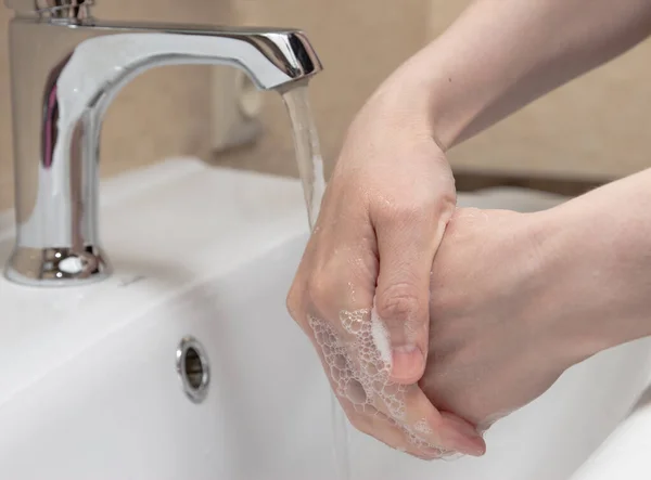 Hygien Rengör Händerna Tvätta Händerna Med Tvål Kvinnans Hand Med — Stockfoto