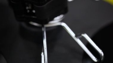 Spor ekipmanları yakın plan. Salonda dambıl sırası