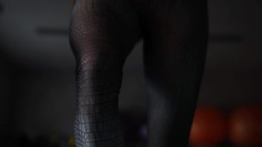 Spor salonunda adımlar atan bir kadın. Merdivenlerde egzersiz yapan genç bir kadın, spor salonunda merdivenlerde egzersiz yapan bir kadın, spor salonunda egzersiz yapan bir kadın. Spor salonundaki kız.