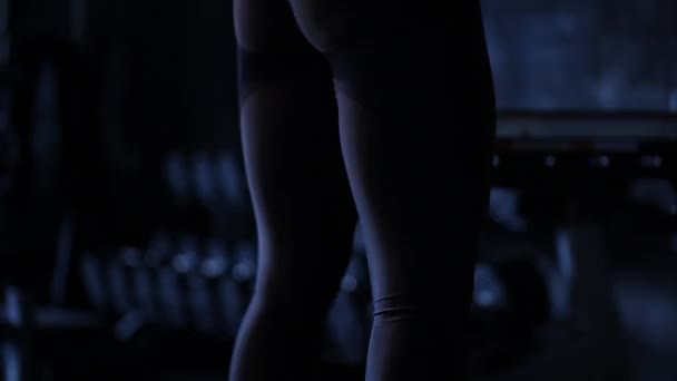 Μια Αθλήτρια Στο Γυμναστήριο Σκύβει Ένα Κουδούνι Γυμναστική Κοπέλα Που — Αρχείο Βίντεο