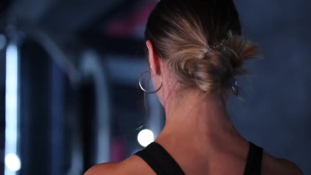 Fille Sport Dans Salle Gym Est Engagé Dans Des Simulateurs — Video