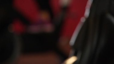 Güzel kızlar vücut direnci egzersizlerini kullanarak ince vücut çekişlerini ve yukarı bakmayı öğreniyorlar. Gençler spor salonu yaşam tarzı konseptini severler..
