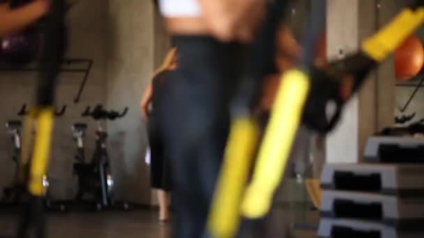 Güzel Kızlar Vücut Direnci Egzersizlerini Kullanarak Ince Vücut Çekişlerini Yukarı — Stok video