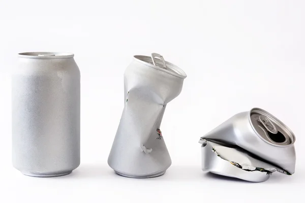 Tre lattine d'argento isolate su fondo bianco — Foto Stock