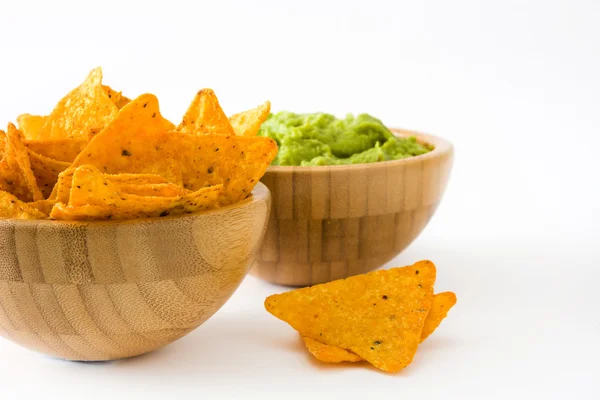 Nachos a guacamole v bowls izolované na bílém pozadí — Stock fotografie