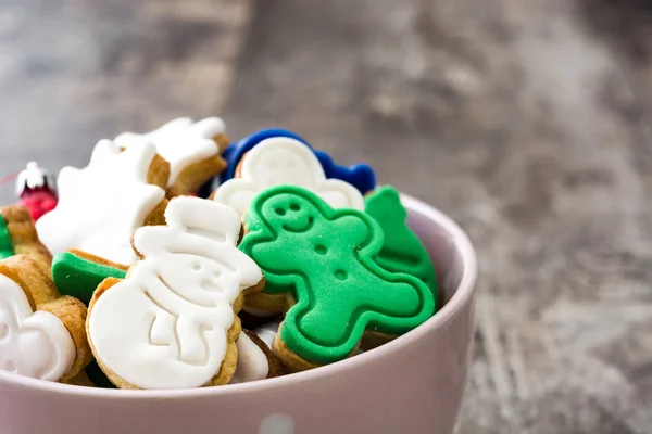 Galletas de Navidad en un cuenco rosa —  Fotos de Stock