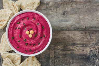 Pancar humus beyaz kase