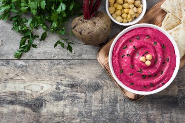 Pancar humus beyaz kase