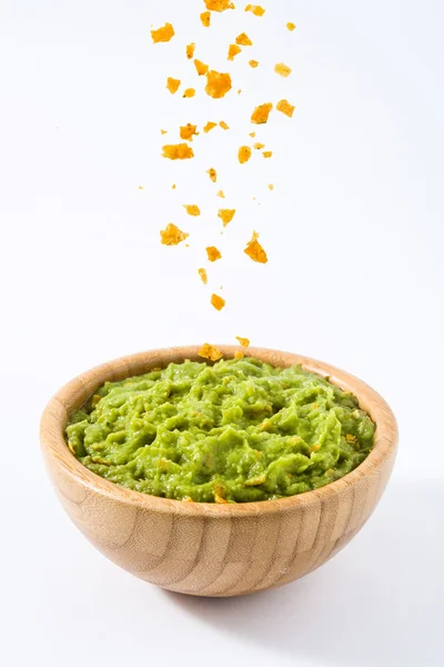 Despejar nachos em uma tigela com guacamole — Fotografia de Stock