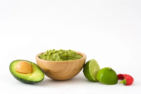 Nachos, Guacamole und Inhaltsstoffe isoliert — Stockfoto