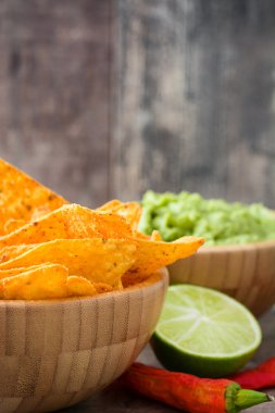 Nacho, guacamole ve malzemeler 