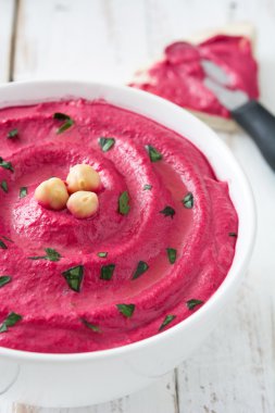 Pancar humus ve malzemelerin üzerine beyaz ahşap masa