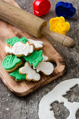 Rustik ahşap arka plan üzerinde Noel kurabiyeleri