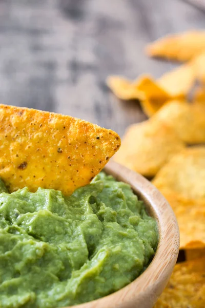 Guacamole con nachos sobre fondo de madera — Foto de Stock