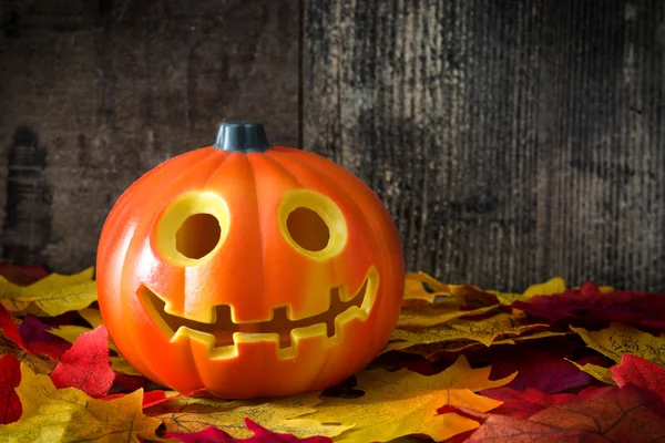 Zucca di Halloween e foglie d'autunno — Foto Stock