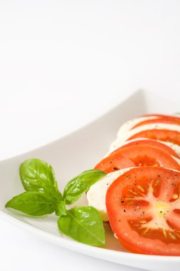 Mozzarella peyniri, domates ve fesleğen izole beyaz arka plan üzerinde Caprese salatası