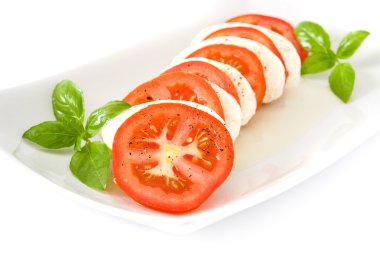 Mozzarella peyniri, domates ve fesleğen izole beyaz arka plan üzerinde Caprese salatası