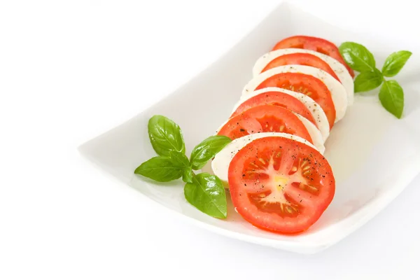 Salade de caprese au fromage mozzarella, tomates et basilic isolé sur fond blanc — Photo