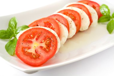 Mozzarella peyniri, domates ve fesleğen izole beyaz arka plan üzerinde Caprese salatası