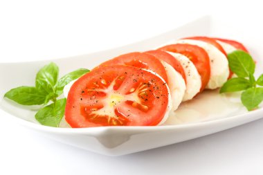 Mozzarella peyniri, domates ve fesleğen izole beyaz arka plan üzerinde Caprese salatası