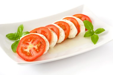 Mozzarella peyniri, domates ve fesleğen izole beyaz arka plan üzerinde Caprese salatası