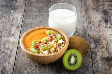 Meyve, tahıl gevrekleri ve chia ile güler yüzlü 