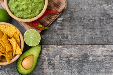 Nacho, guacamole ve malzemeler ahşap tablo