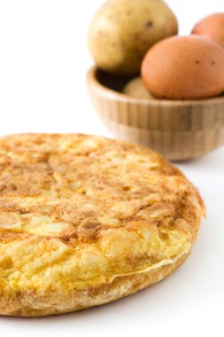 Geleneksel İspanyol omlet patates ve beyaz arka plan üzerinde izole yumurta ile