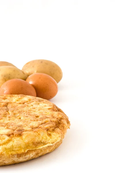 Traditionelles spanisches Omelett mit Kartoffeln und Eiern auf weißem Hintergrund — Stockfoto