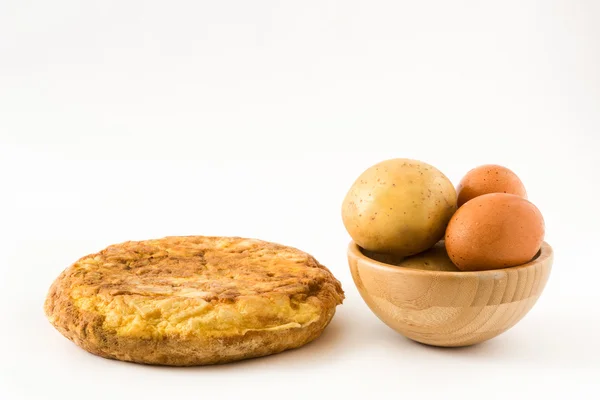 Geleneksel İspanyol omleti ve patates ve yumurta beyaz arka plan üzerinde izole — Stok fotoğraf