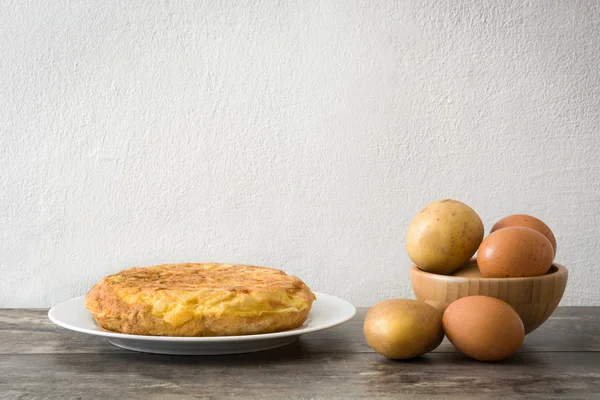 Traditionelles spanisches Omelett mit Kartoffeln und Eiern auf Holzgrund — Stockfoto