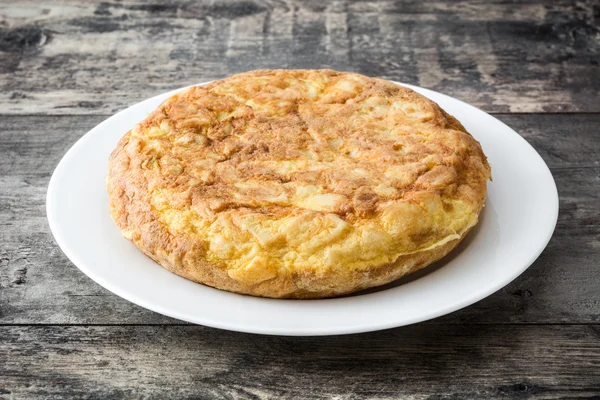 Tradycyjny hiszpański omlet z ziemniaków i jaj na podłoże drewniane — Zdjęcie stockowe