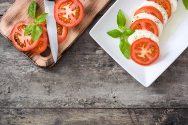 Peynirli, domatesli ve fesleğenli Caprese salatası 