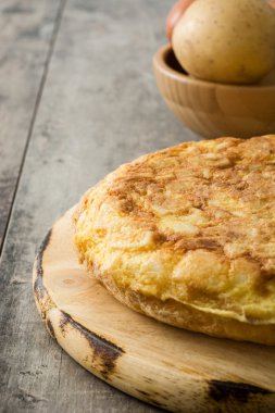 Geleneksel İspanyol omlet patates ve yumurta rustik ahşap tablo