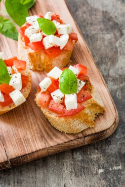 Caprese salatası bruschettas ahşap tablo