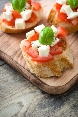 Caprese salatası bruschettas ahşap tablo