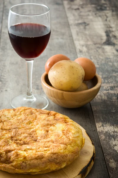 Geleneksel İspanyol omlet patates, yumurta ve rustik ahşap masa şarap ile — Stok fotoğraf