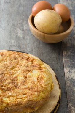 Geleneksel İspanyol omleti ahşap masada