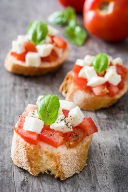 Caprese salatası bruschettas ahşap tablo