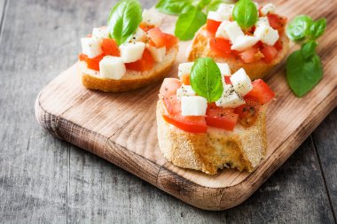 Caprese salatası bruschettas ahşap tablo