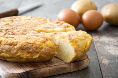 Geleneksel İspanyol omleti rustik ahşap tablo