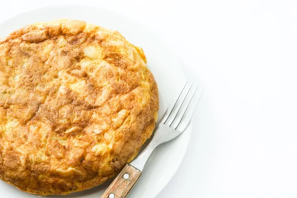 Omelette traditionnelle espagnole isolée sur fond blanc — Photo