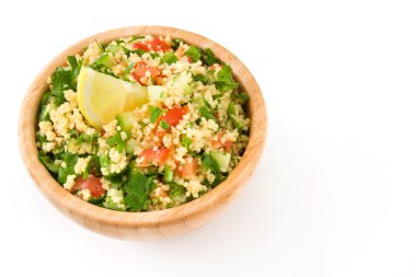 Tabbouleh kuskus ve beyaz arka plan üzerinde izole sebze salatası