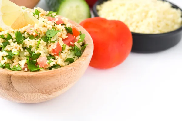 Ensalada Tabbouleh con cuscús y verduras aisladas sobre fondo blanco —  Fotos de Stock