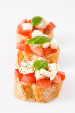 Beyaz arka plan üzerinde izole Caprese salatası bruschettas
