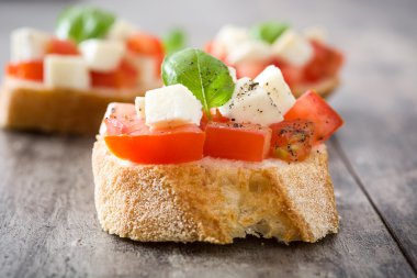 Caprese salatası bruschettas ahşap tablo