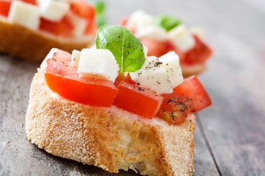 Caprese salatası bruschettas ahşap tablo