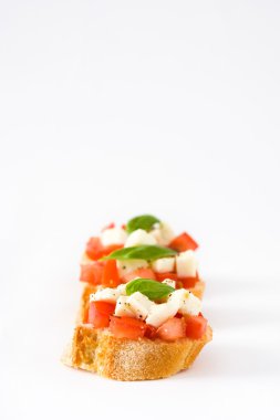 Beyaz arka plan üzerinde izole Caprese salatası bruschettas